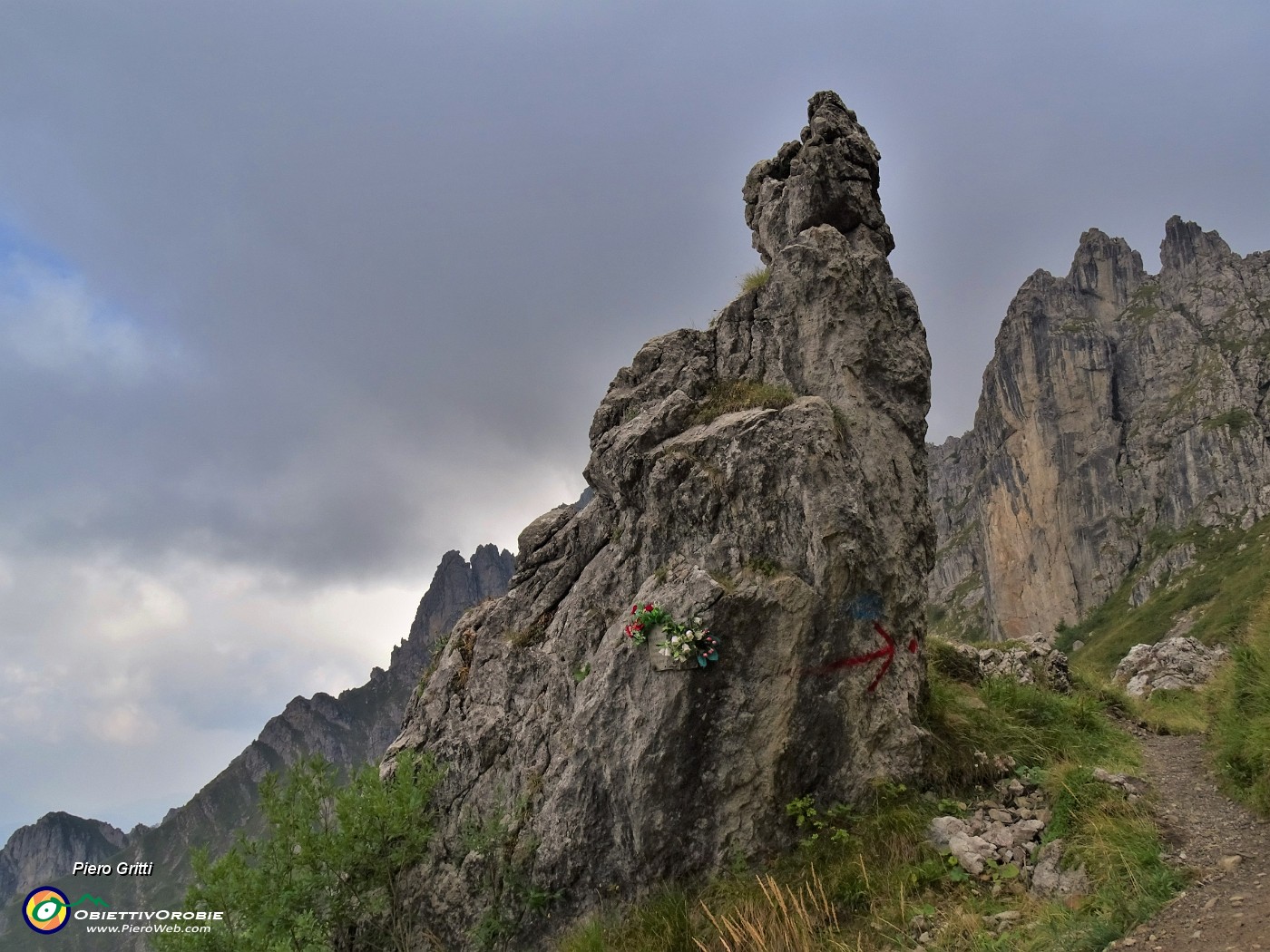 67 Guglia solitaria sul sent. 501 con vista sui Torrioni d'Alben.JPG